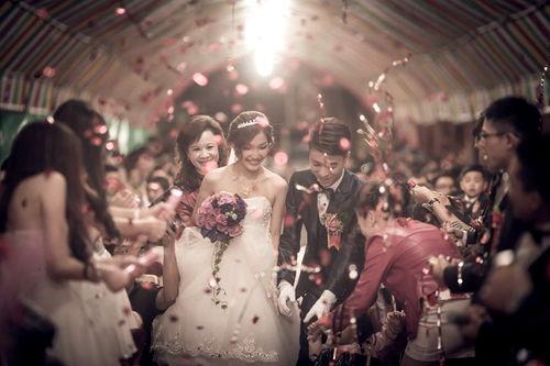 国产闹婚礼视频在线观看,欢乐瞬间，笑料横生，在线观看乐翻天